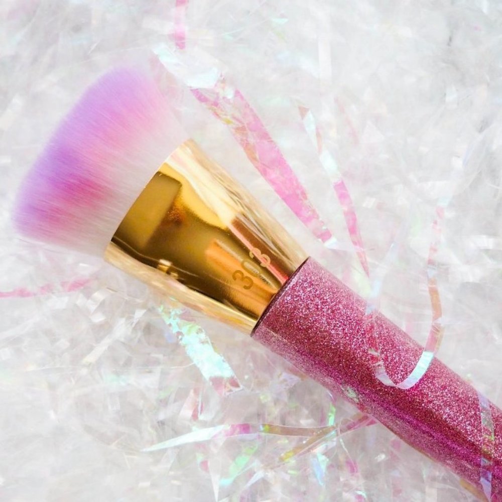🎀 RT Limited Edition Glitter Contour Face Brush